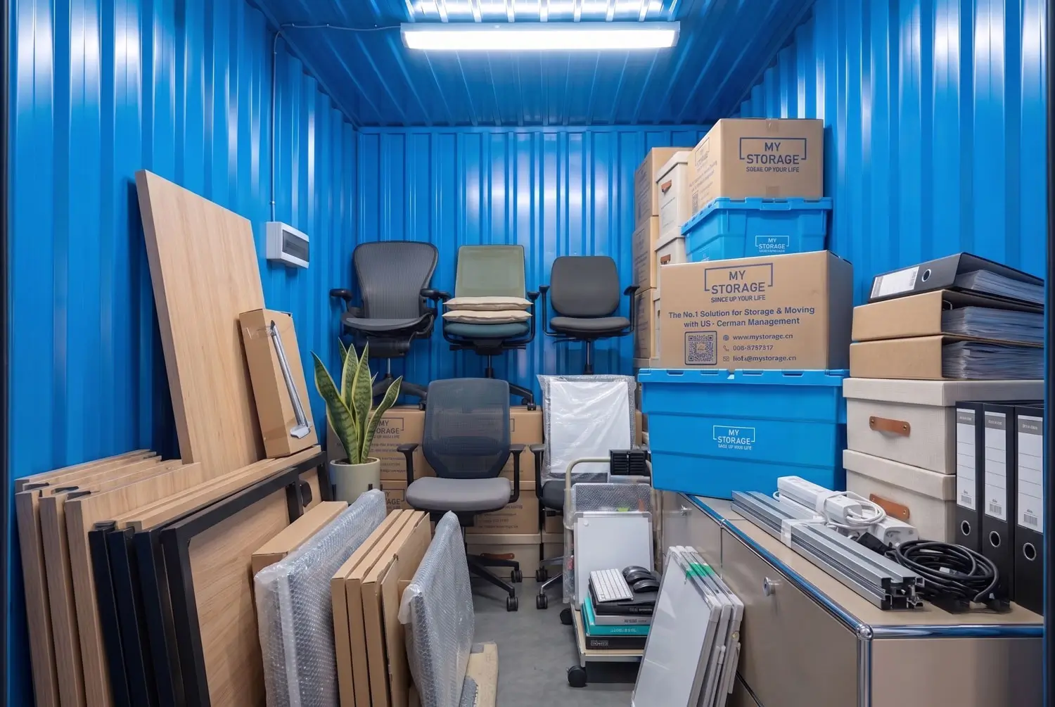 Nội thất và thiết bị văn phòng được sắp xếp trong kho lưu trữ MyStorage