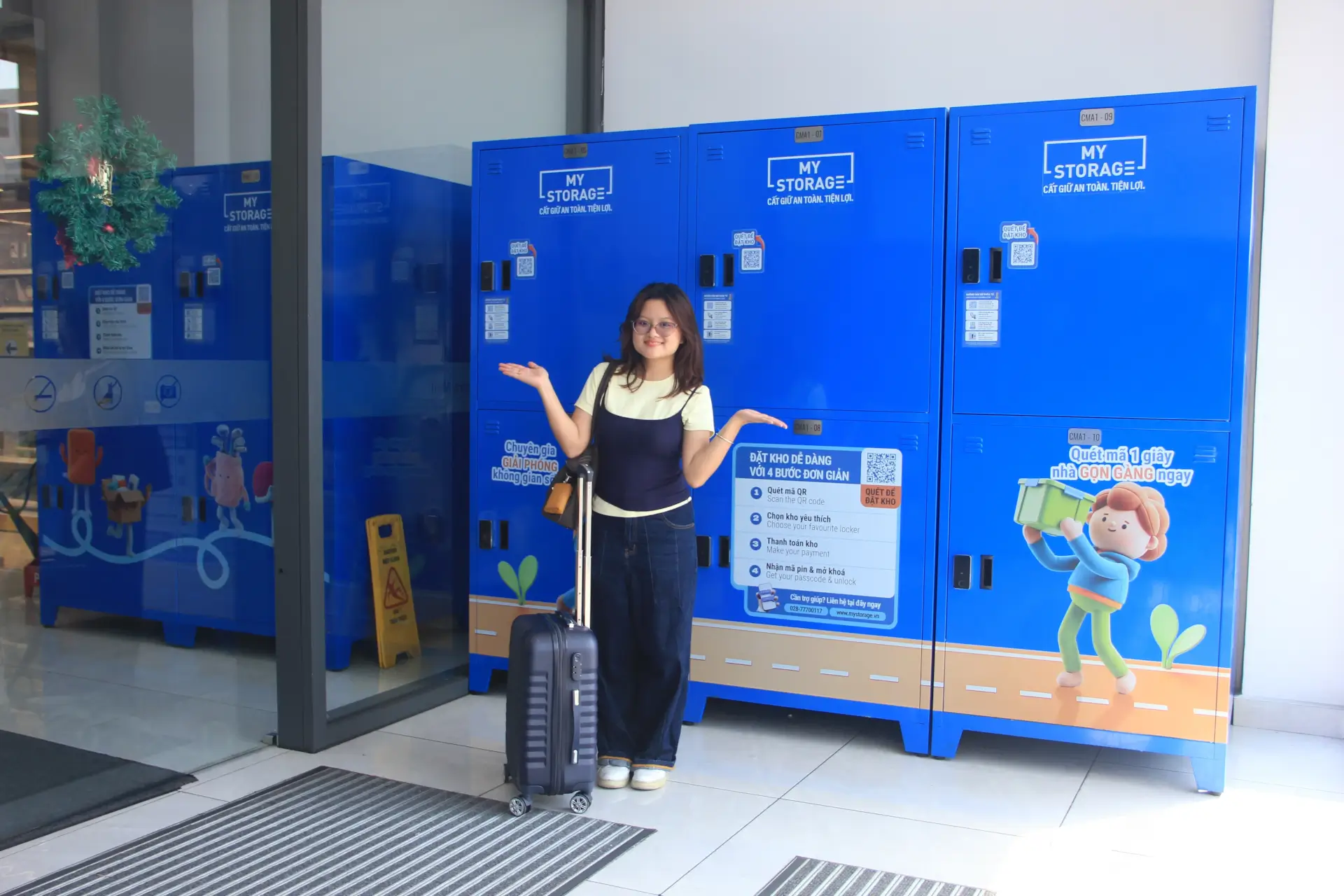 Khách hàng sử dụng Smart Locker MyStorage để gửi vali tại Centre Mall Quận 6