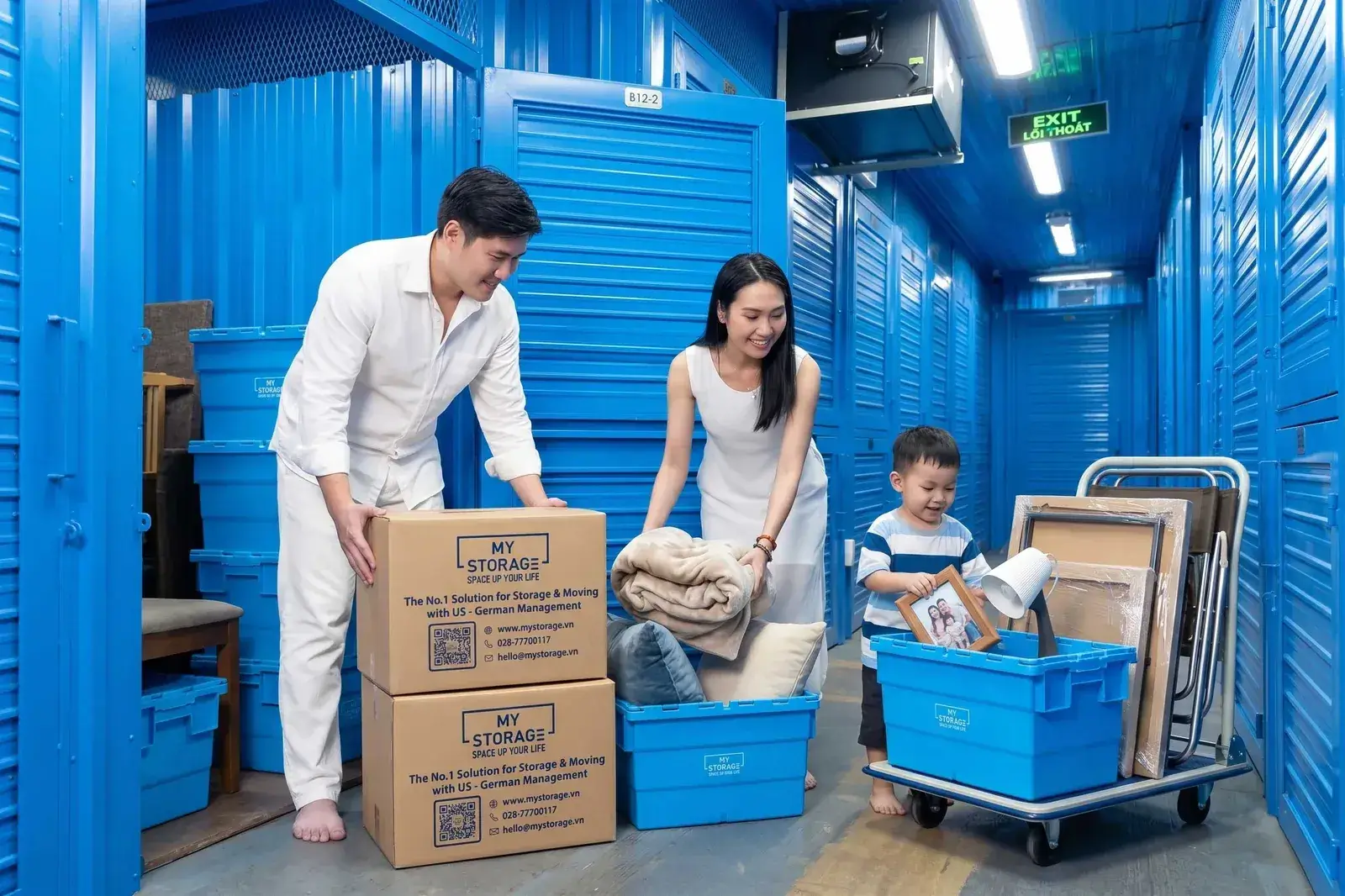 Gia đình đóng thùng chăn gối và khung ảnh để gửi vào kho tự quản MyStorage
