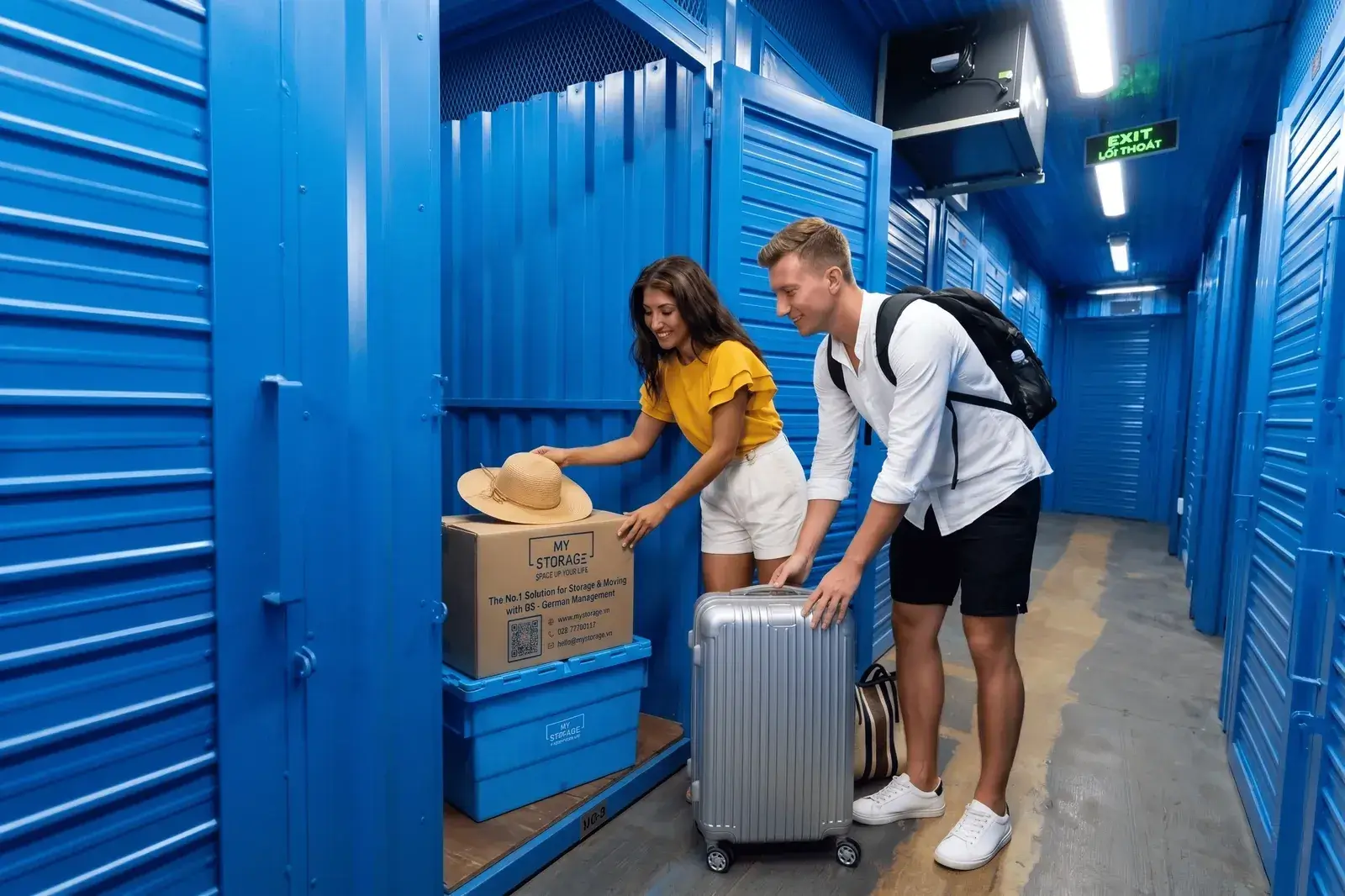 Khách gửi vali và thùng đồ vào kho tự quản MyStorage trước chuyến du lịch dài ngày