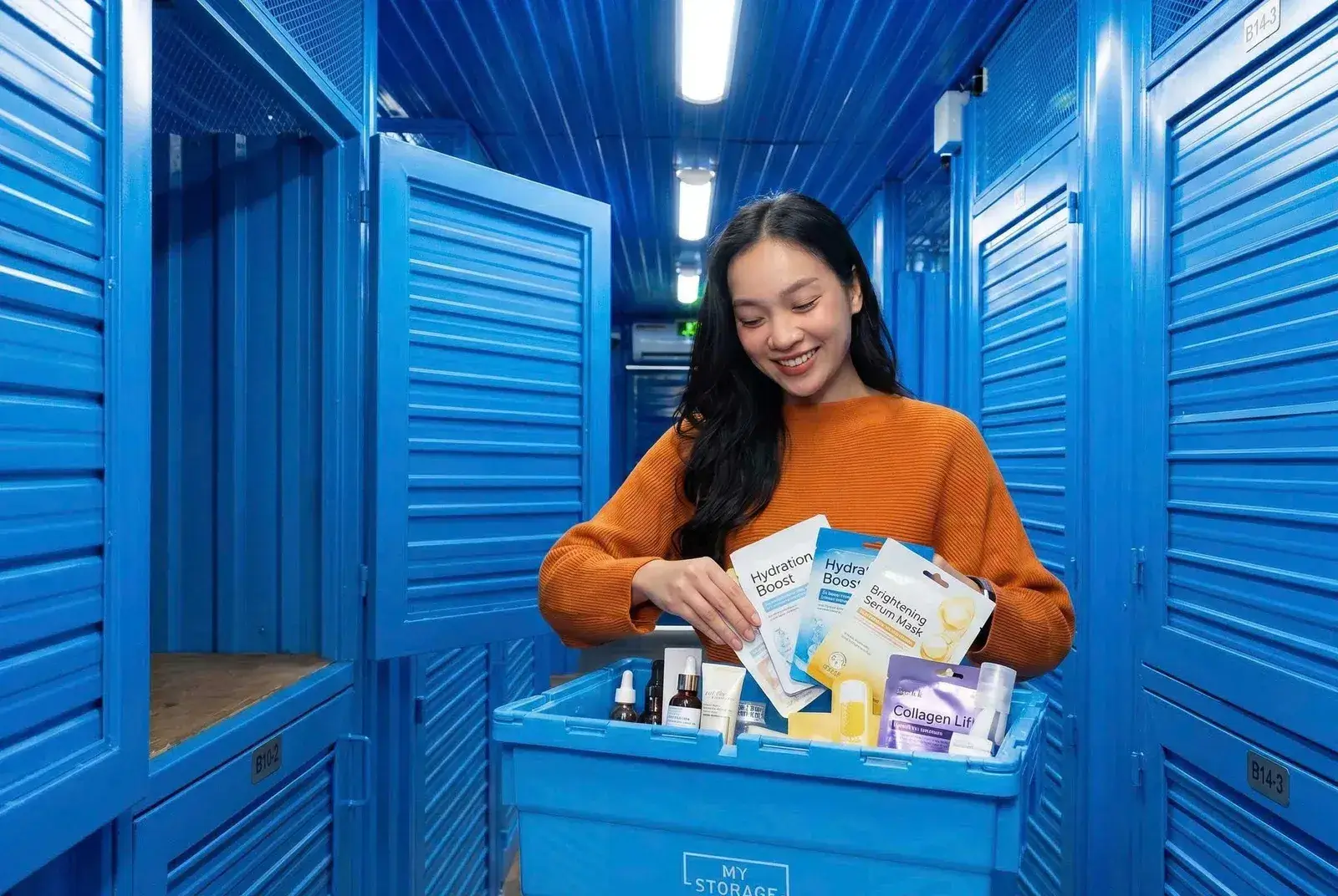 Khách hàng sắp xếp mỹ phẩm trong kho có điều hòa kiểm soát nhiệt độ