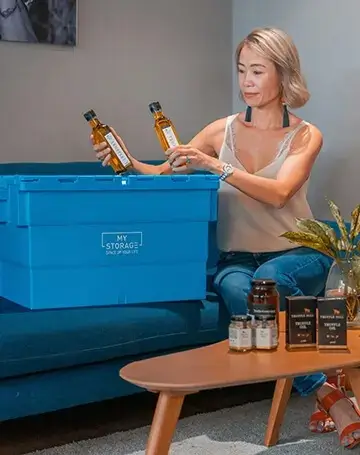 Người phụ nữ sắp xếp sản phẩm vào thùng nhựa MyStorage