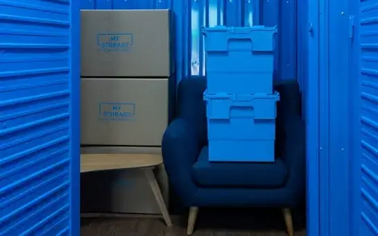 Thùng carton và thùng nhựa MyStorage đặt trong kho tự quản